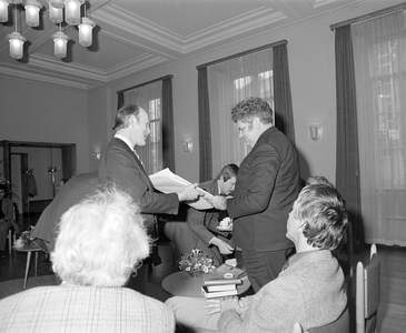 884053 Afbeelding van gemeentearchivaris Eduard Struick, die burgemeester H.J.L. Vonhoff een geschenk aanbiedt bij een ...